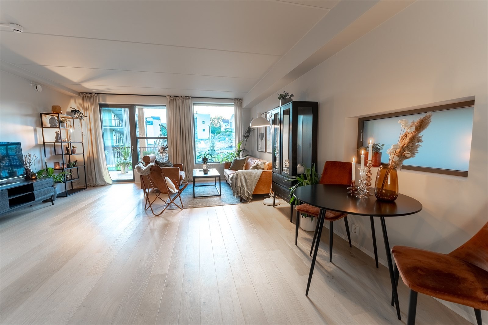 Stuen har store vindusflater og slipper inn rikelig med dagslys Galleribilde