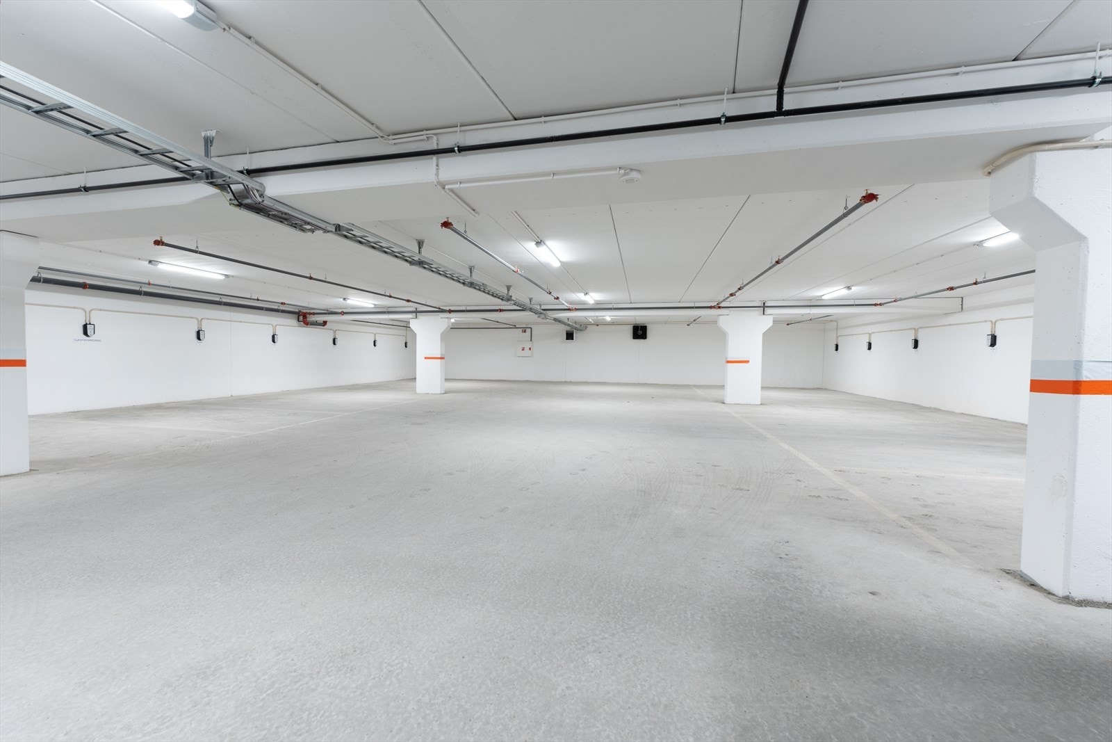 Parkering i felles lukket garasjekjeller. Galleribilde