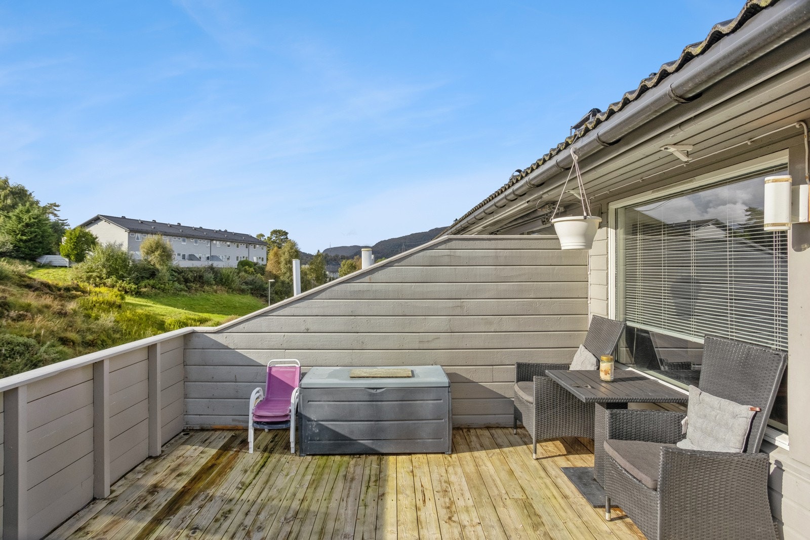 Solrik balkong på ene side av boligen, samt stor terrasse på andre siden. Galleribilde