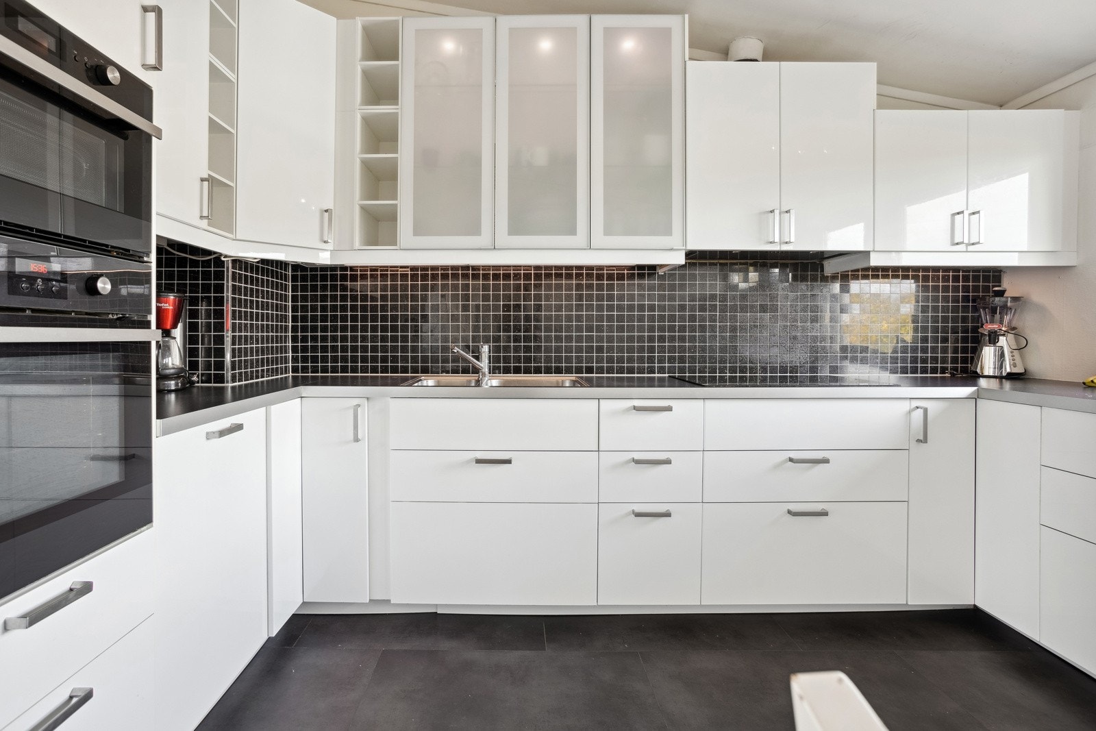 Flott IKEA kjøkken fra 2015. Rikelig med skapplass og integrert stekeovn, micro, steketopp og oppvaskmaskin. Galleribilde