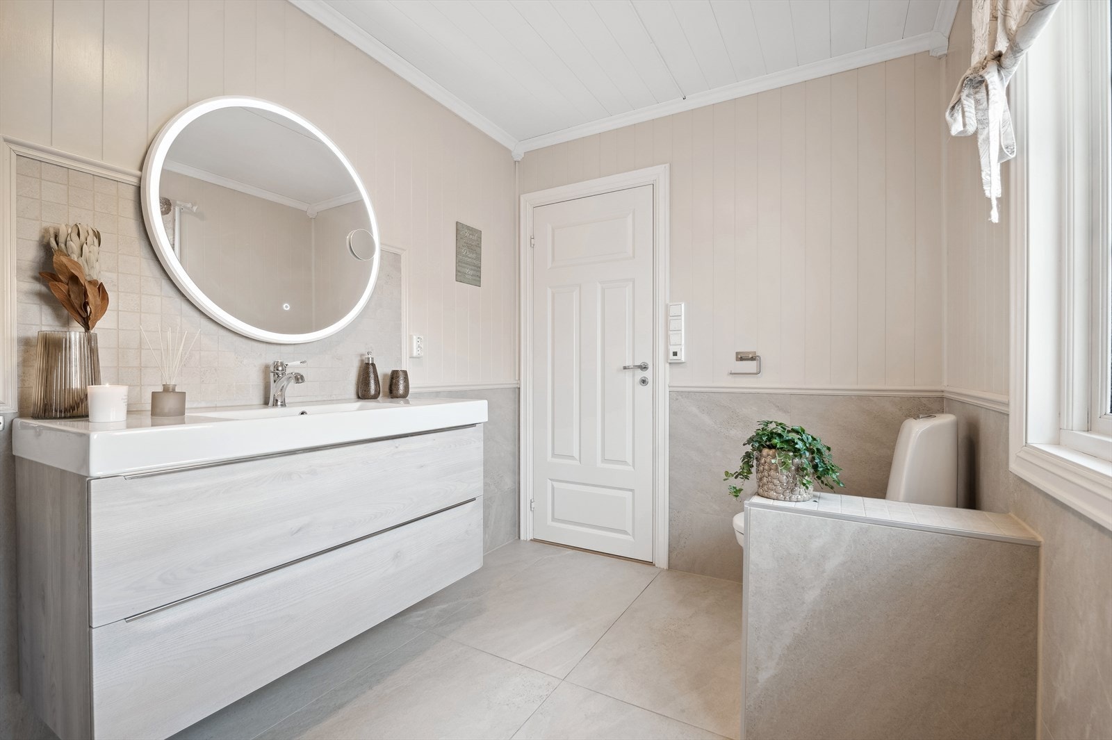 Badet ble pusset opp i 2020, med fliselagt gulv, fliser og panelplater på vegger. Galleribilde