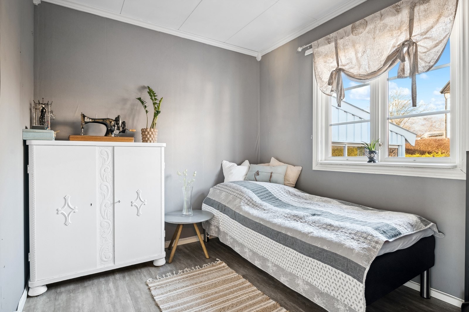 Soverommene har plass til seng, med tilhørende møblement. Galleribilde
