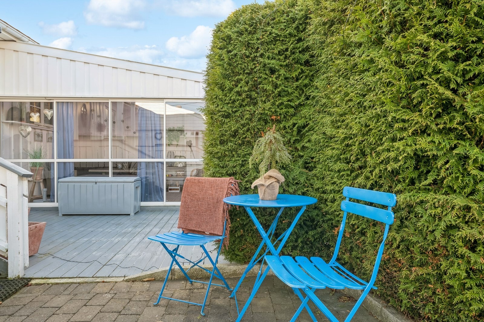 Hyggelig uteplass ved inngangspartiet. Galleribilde