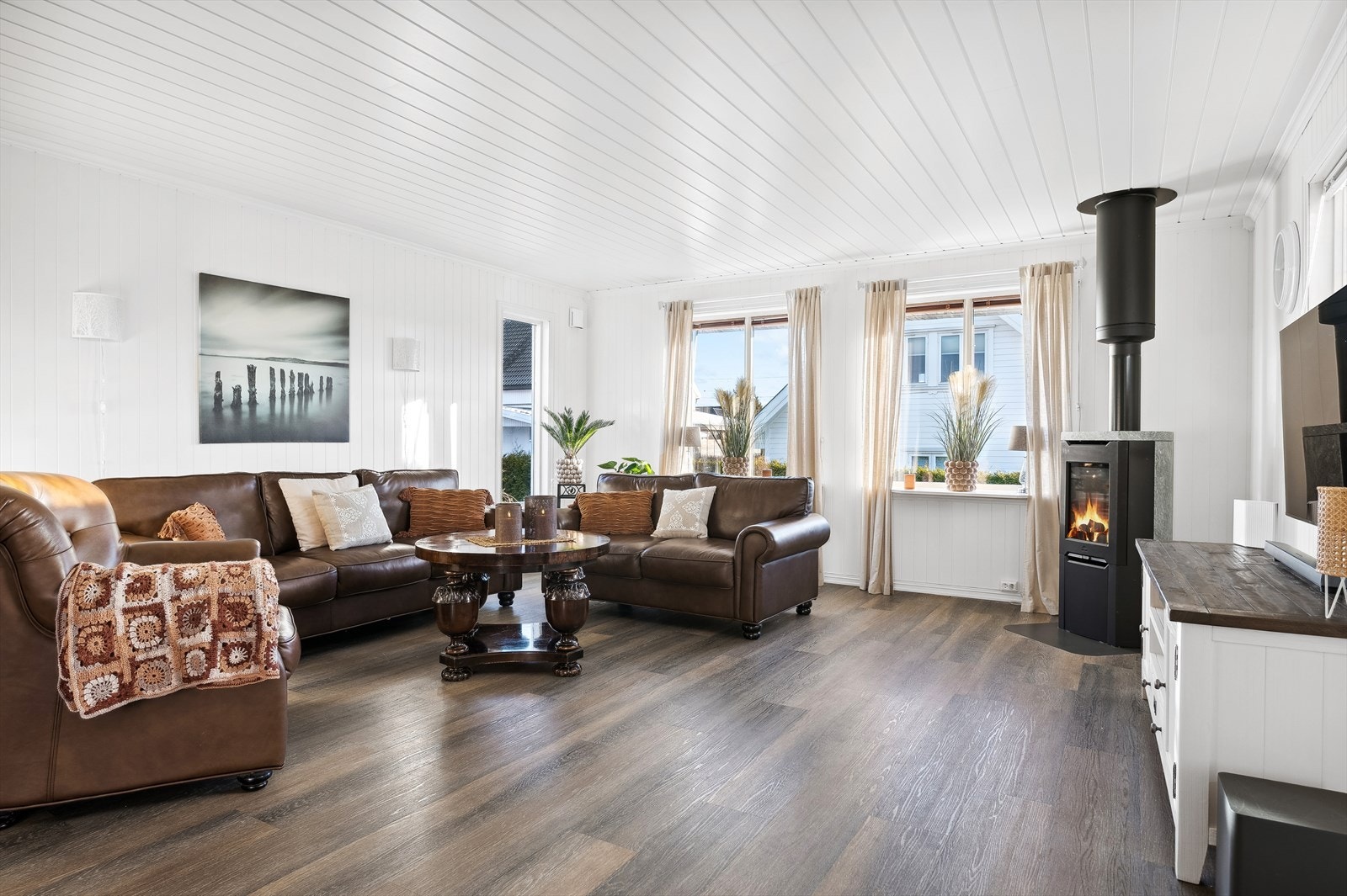 Det er god plass til sofagruppe med tilhørende møblement. Galleribilde