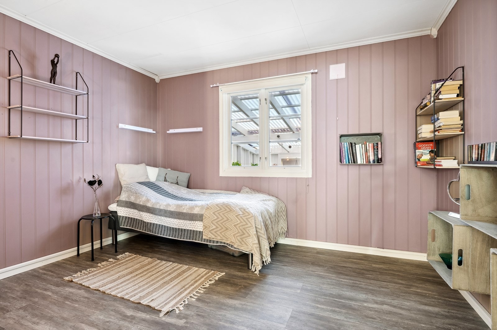 Soverom med god plass til skap og kommode Galleribilde