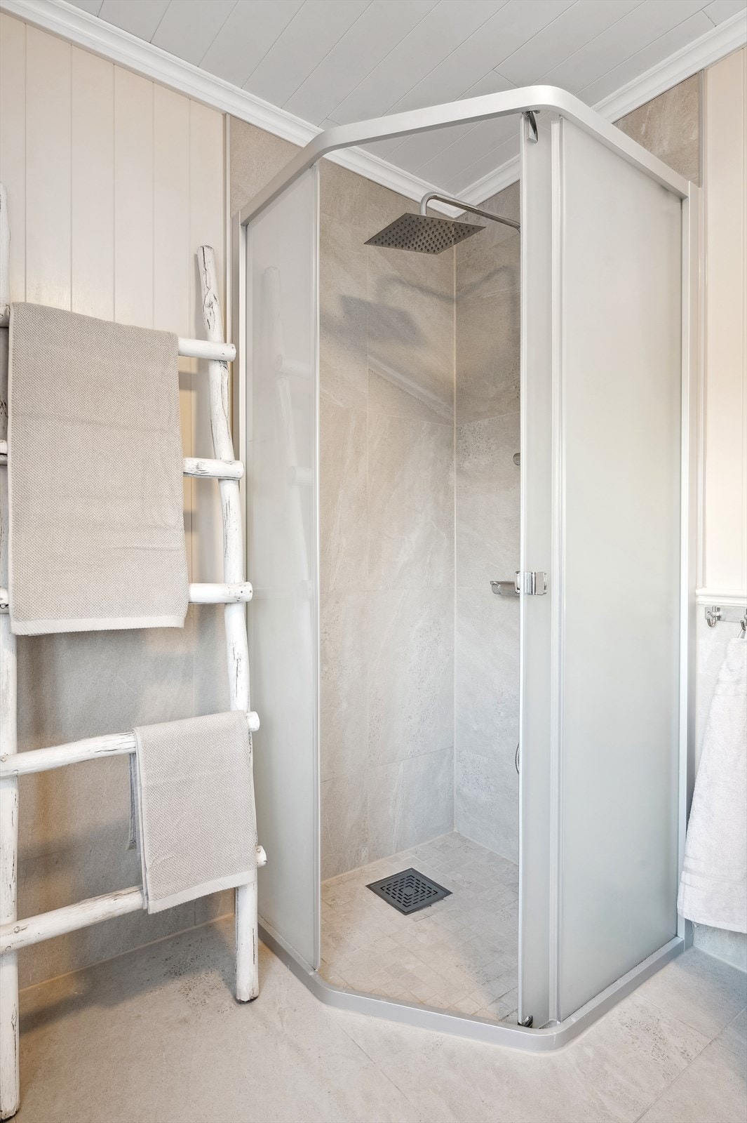 Det er elektriske varmekabler i gulvet på badet og ventilasjon er via elektrisk styrt vifte. Galleribilde