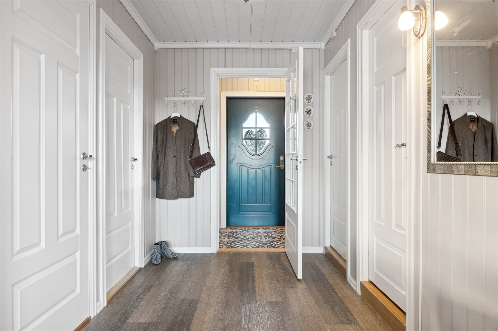 Velkommen inn - her ønskes du velkommen inn i lys entrè med plass til å henge fra seg ytterklær. Galleribilde