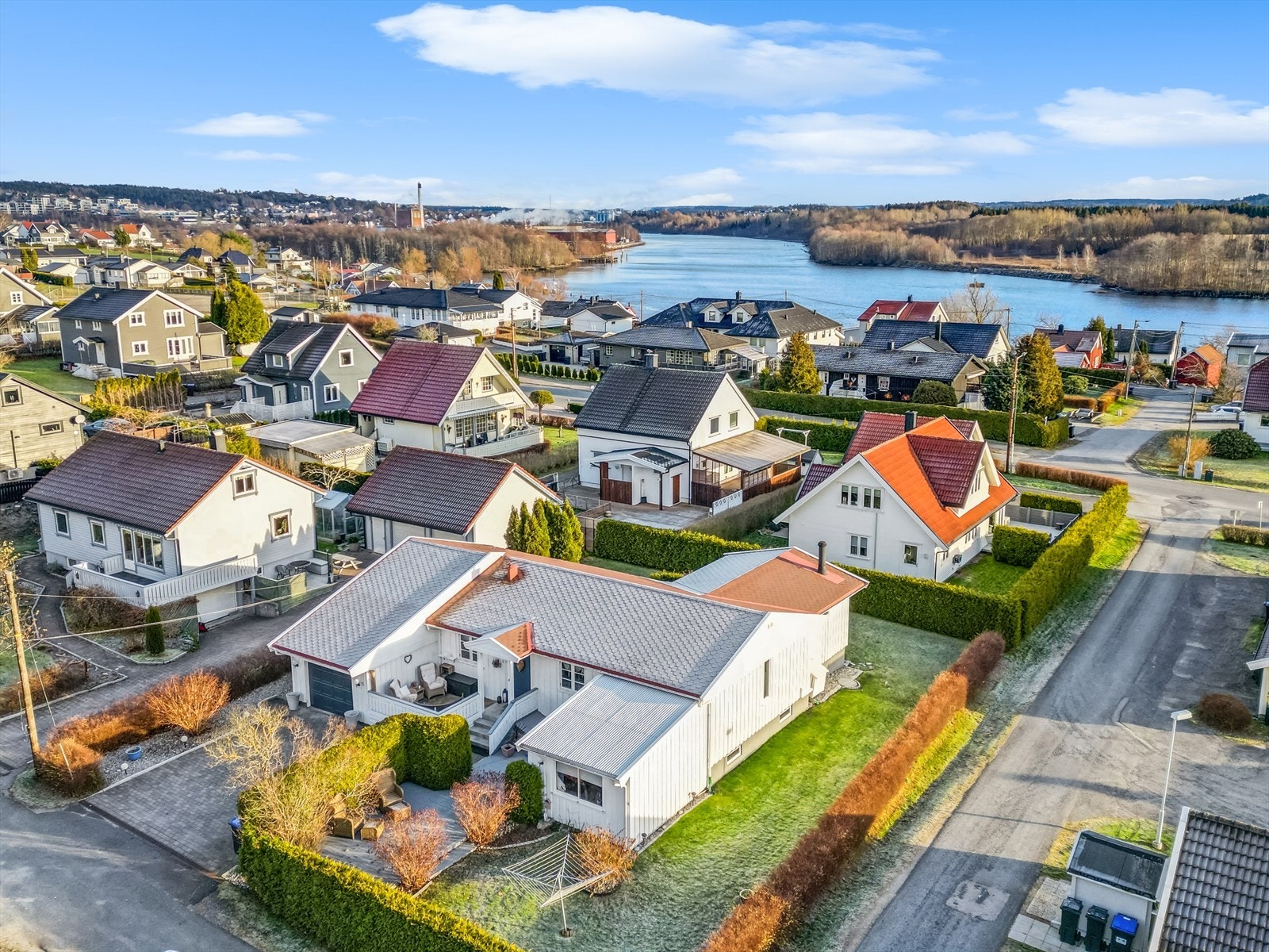 Boligen passer perfekt for familier som ønsker å bo i en rolig gate med nærhet til barnehager, skoler, idrettsanlegg og fine turområder. Fra eiendommen kun en kort kjøretur unna Østfoldhallene langs Dikeveien og handelsområde på Greåker. Galleribilde