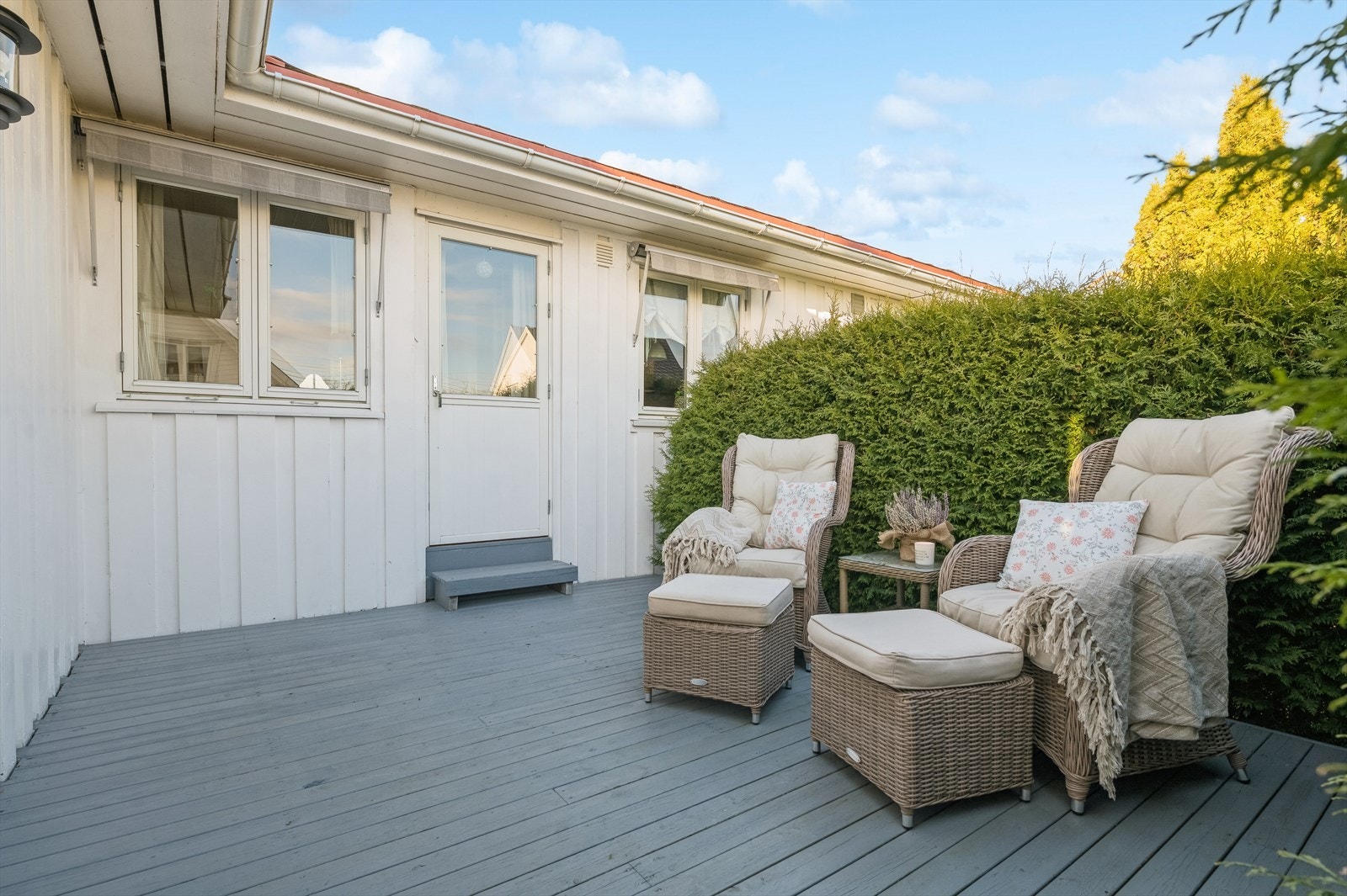 Ved spisestuen er det utgang til solrik terrasse og hagen. Galleribilde