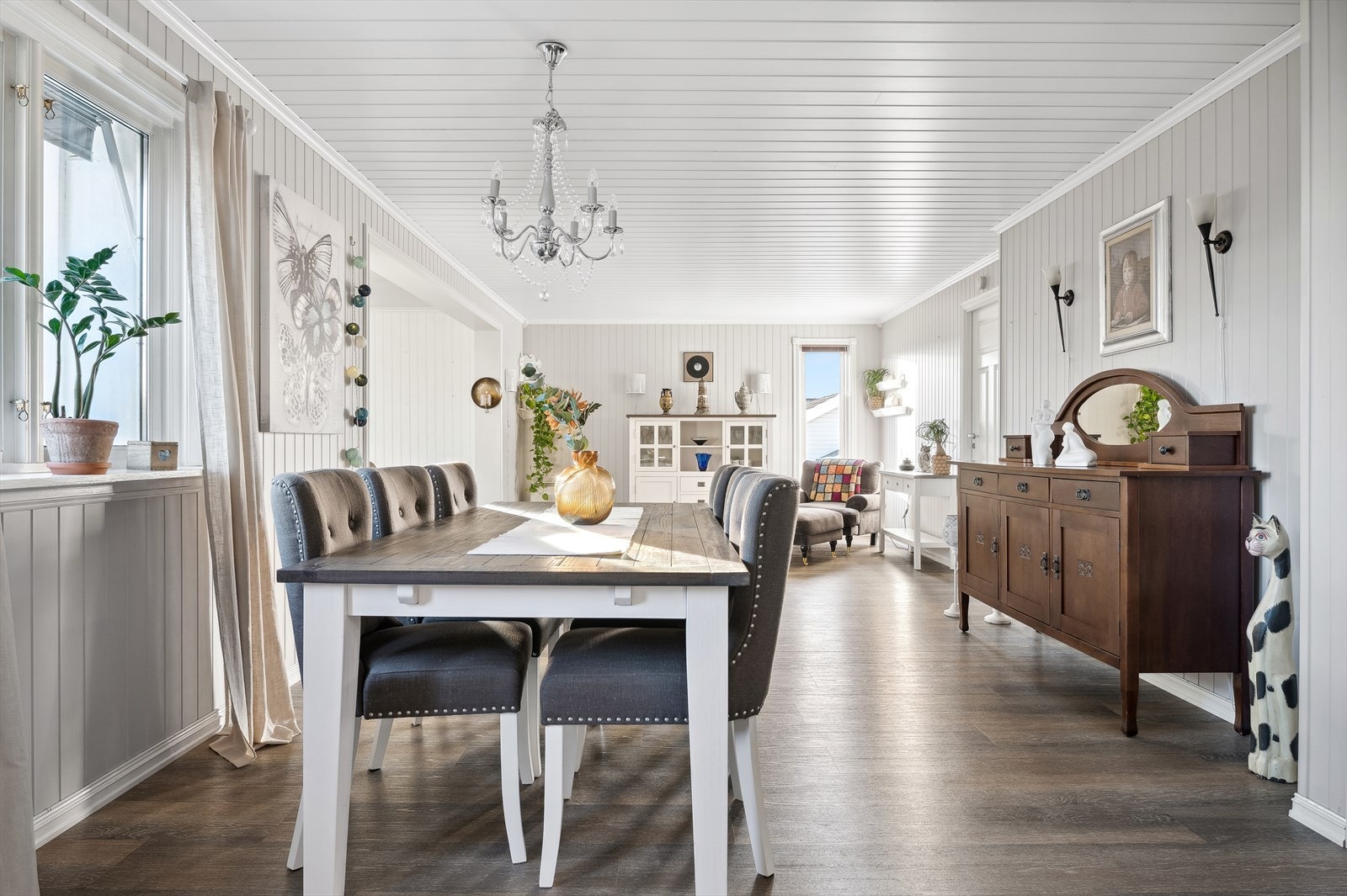 Det ble lagt nytt gulv i stuen og spisestuen i 2014. Galleribilde