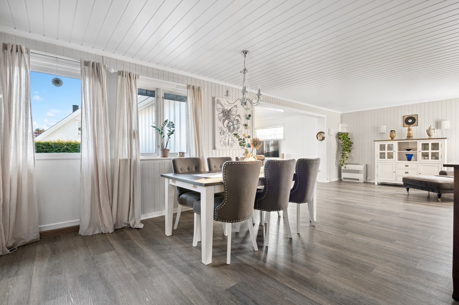 Boligen byr på flere vindusflater som slipper inn mye naturlig lys og skaper en god atmosfære i rommet. Galleribilde