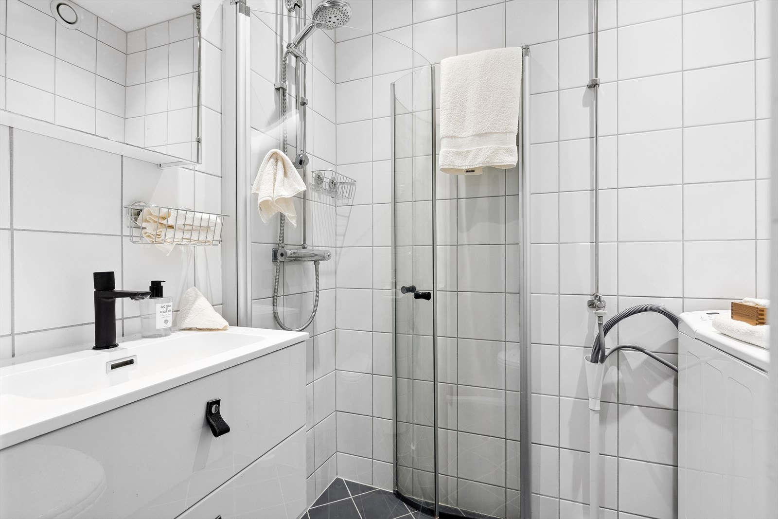 Leiligheten har et lekkert flislagt bad pusset opp i 2012 i regi av borettslaget med opplegg for bl.a vaskemaskin/tørketrommel Galleribilde