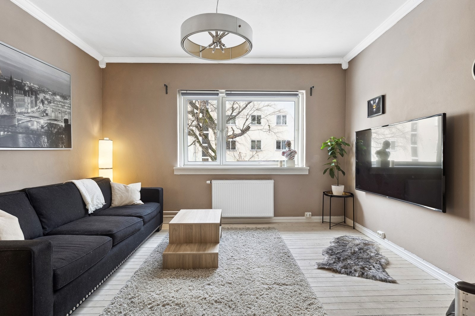 I denne leiligheten har du oppvarming via radiatorer som er inkl i felleskostnader. Galleribilde