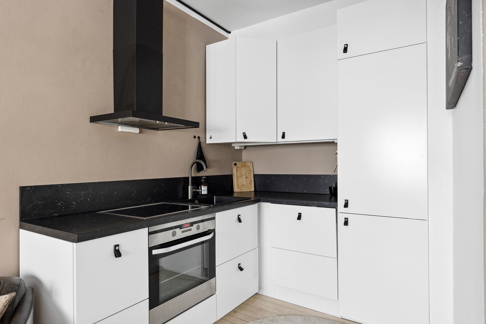 Leiligheten har et nydelig kjøkken i åpen løsning med stilren innredning fra IKEA og byr på godt med arbeids- og oppbevaringsplass. Galleribilde