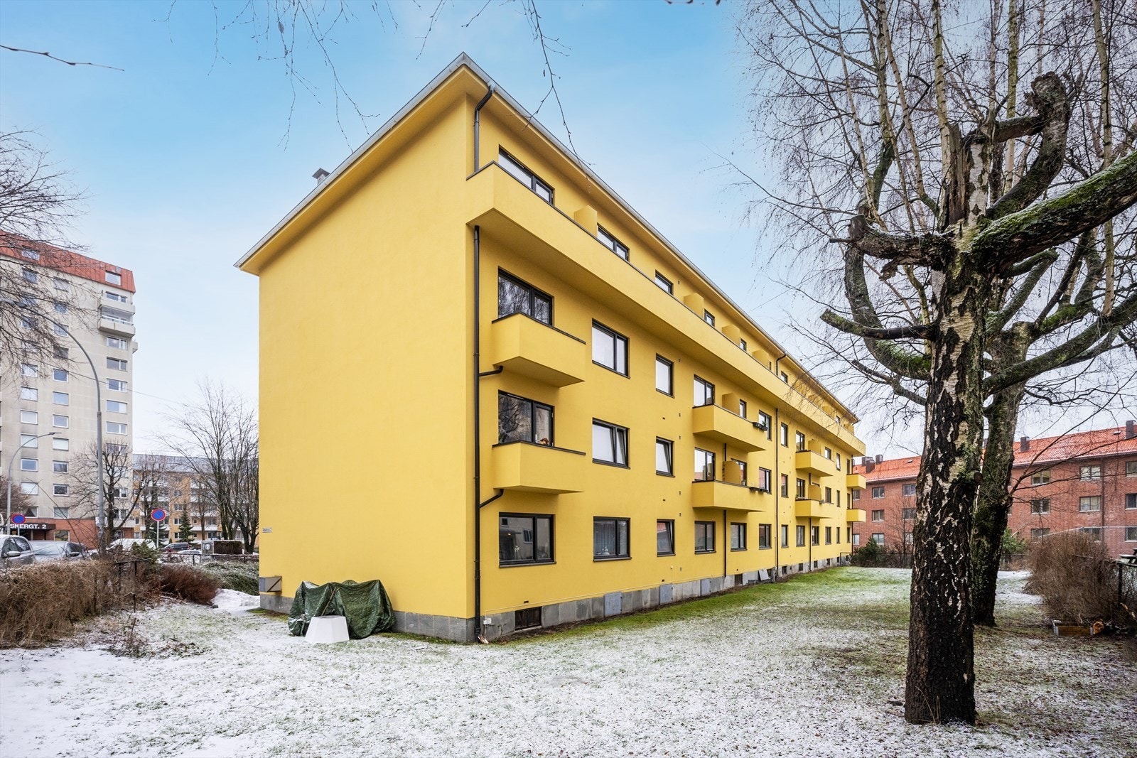 Leiligheten ligger i byggets 2. etasje Galleribilde