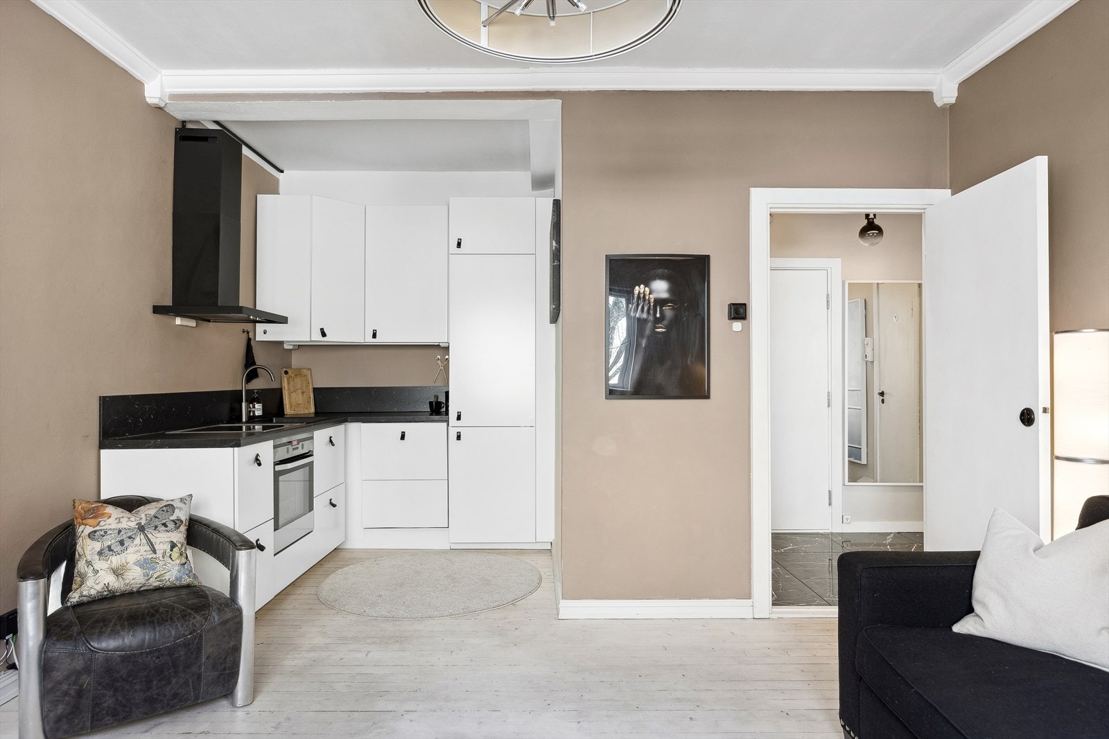 Stuens utforming gir rom for å innrede med en hyggelig spisegruppe og bidrar til en sosial og trendy arena. Galleribilde
