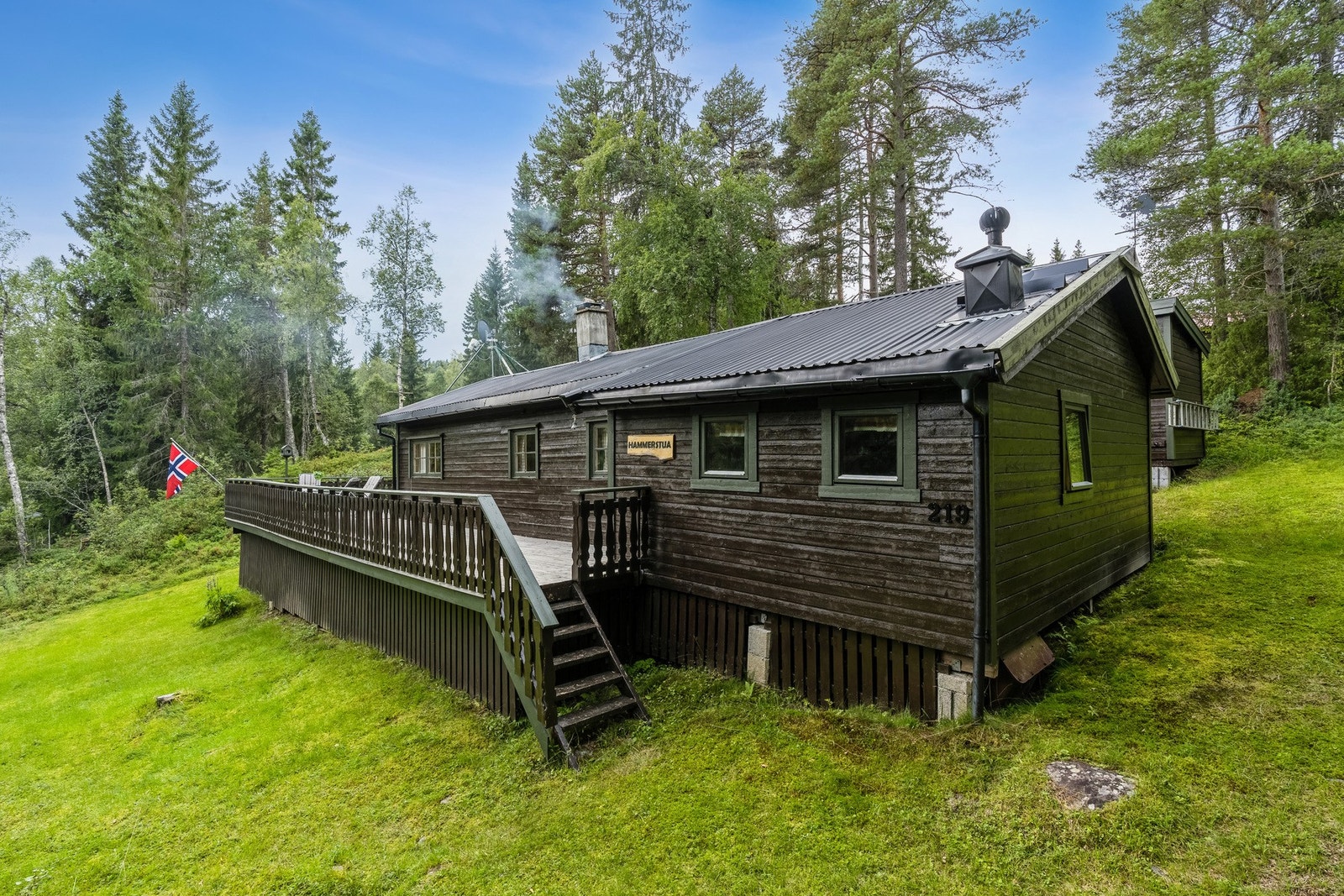 I tillegg til hytta står det et uthus på eiendommen. Galleribilde