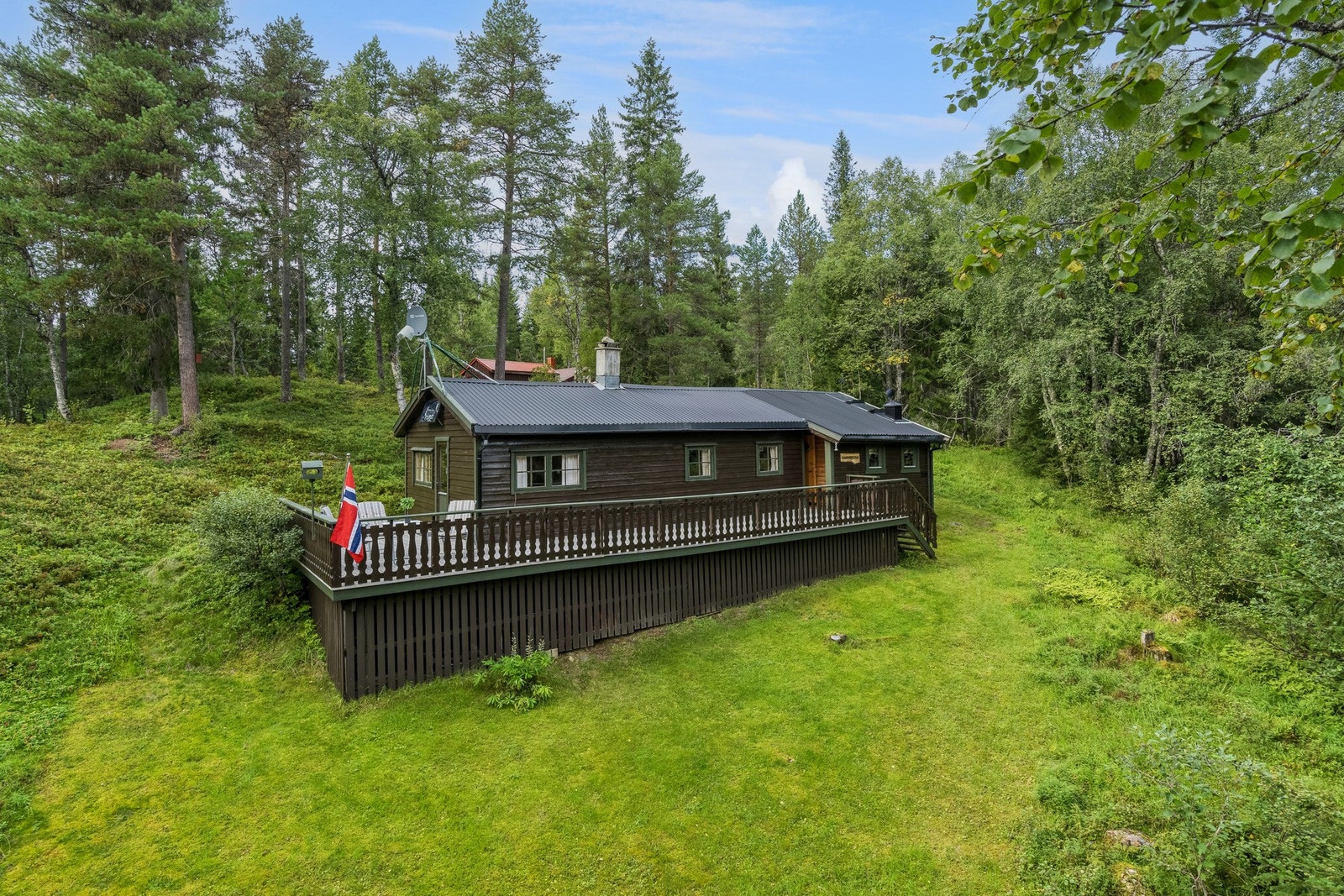 Eiendomsmegler 1 v/ Sindre Belsås har gleden av å presentere denne sjarmerende hytta i Songlivegen 219. Galleribilde