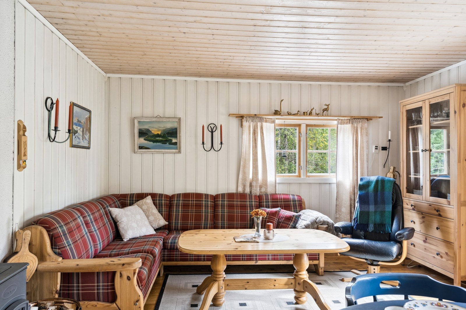 Stor og lys stue innbyr til trivelige dager på hytta. Galleribilde