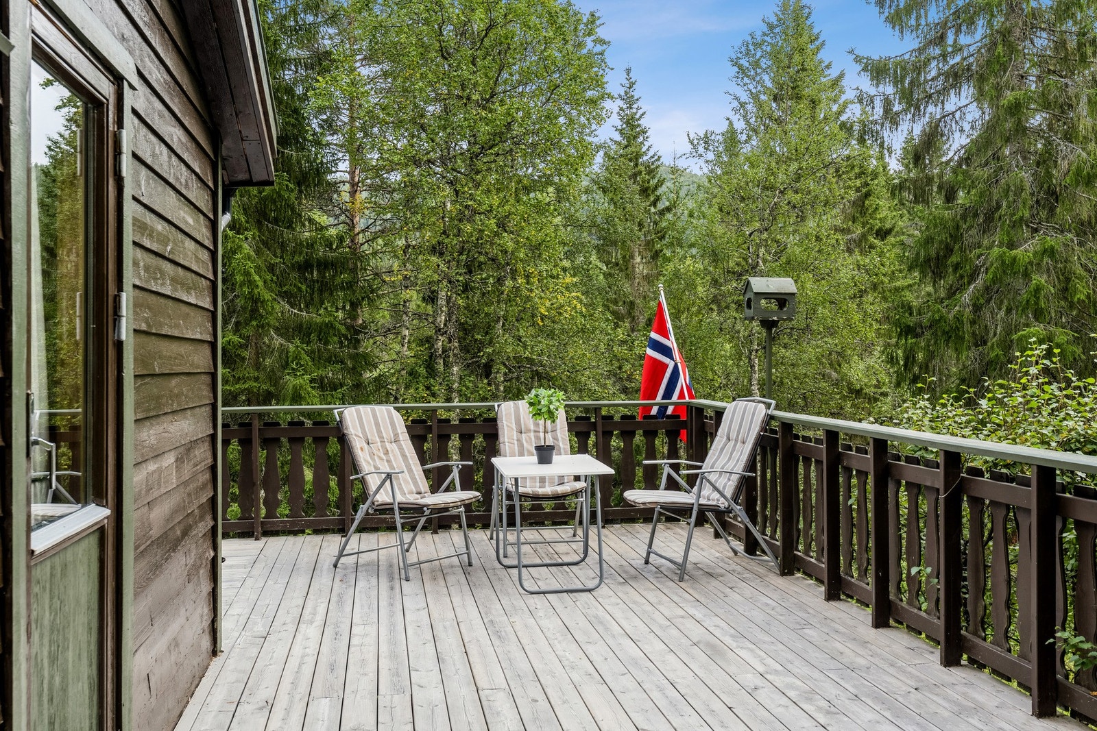 Hytta har en stor terrasse hvor du kan nyte varme sommerdager. Galleribilde
