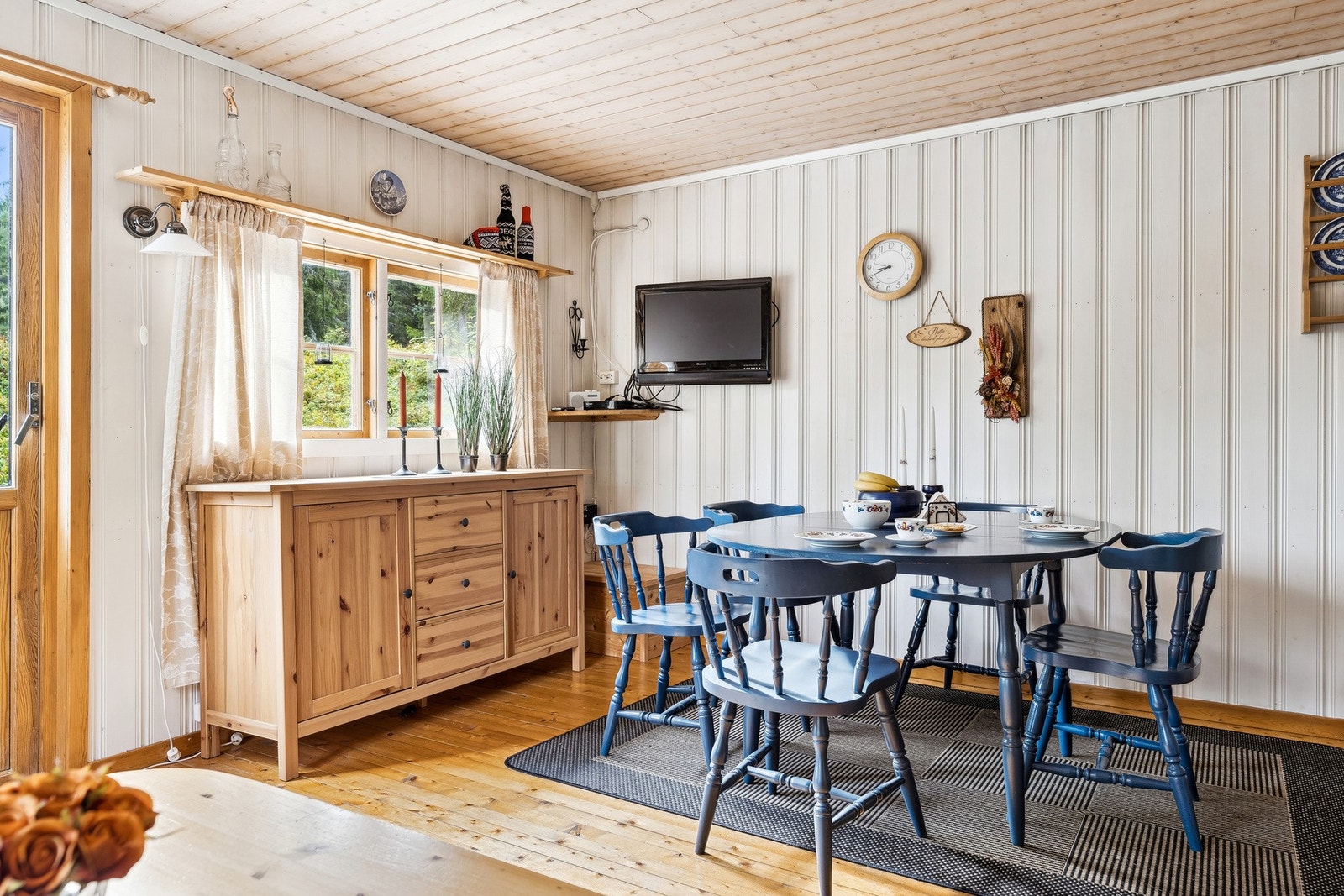 Ved kjøkkenet har man ei spisegruppe hvor du og familien kan nyte måltidene. Galleribilde