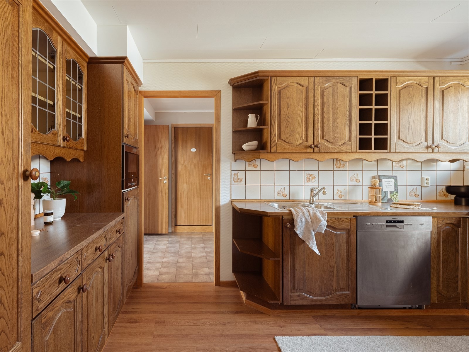 Hvitevarene er integrert i innredningen og det er godt med skap- og benkeplass. Galleribilde