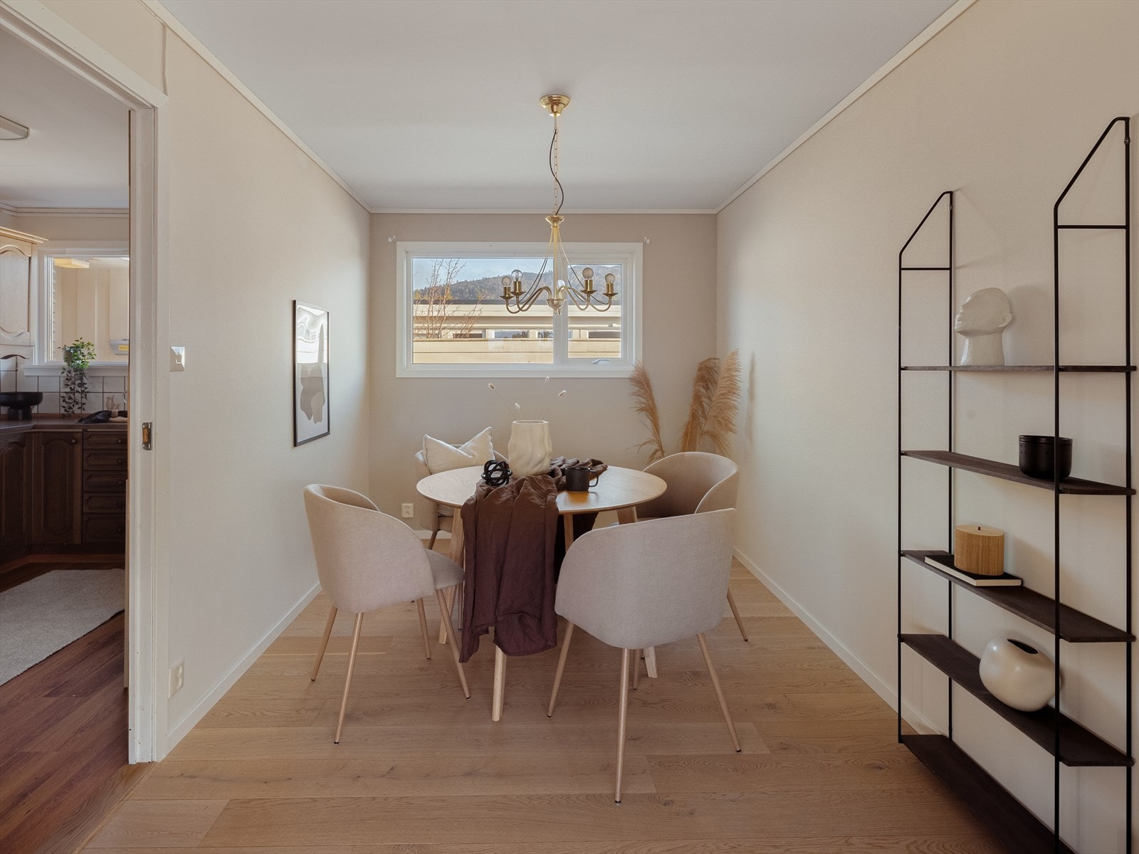 Spisestuen fungerer som et bindeledd mellom stuen og kjøkkenet, og rommer et stort spisebord. Galleribilde