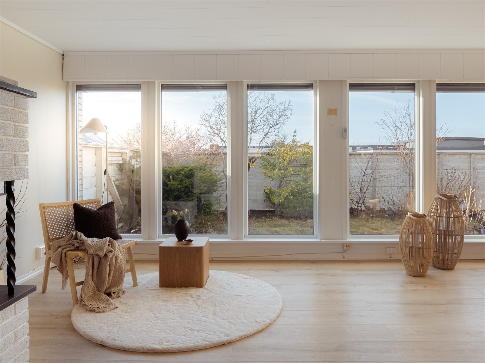 Stuen er lys, innbydende og vender ut mot den private hagen. Galleribilde