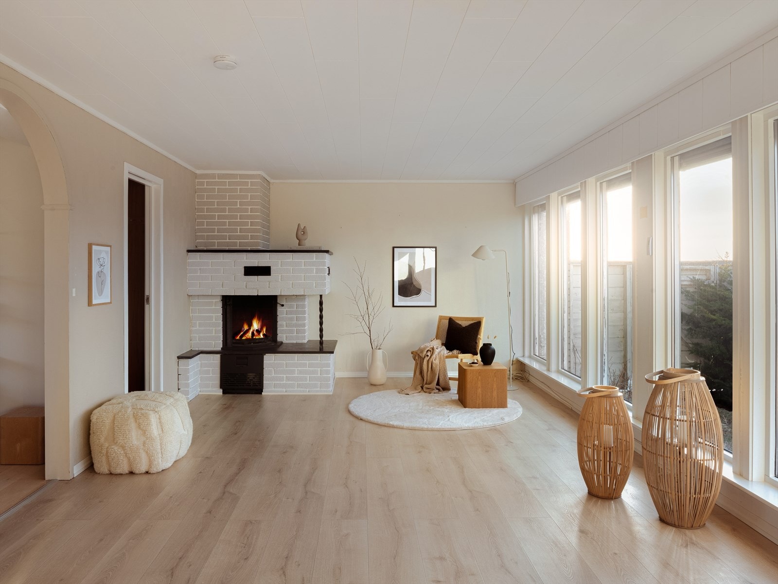 Veggene er malt i lyse fargetoner og gulvet er belagt med laminat. Galleribilde