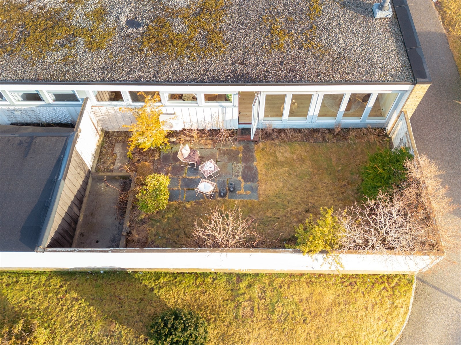 Beliggenheten på enden av borettslaget gir et svært skjermet uteområde. Galleribilde