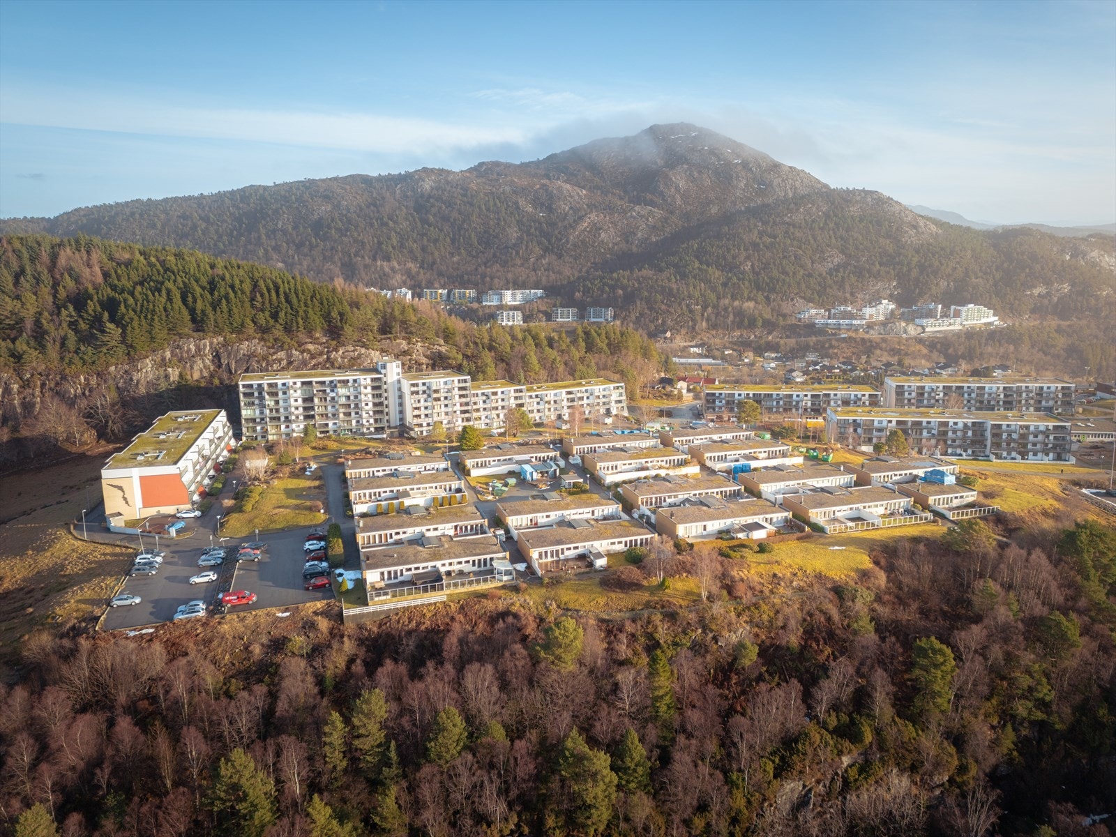 Butikk, busstopp og barnehage ligger kun et par minutters gange unna, og det er ellers kort avstand til alt man trenger i hverdagen. Galleribilde