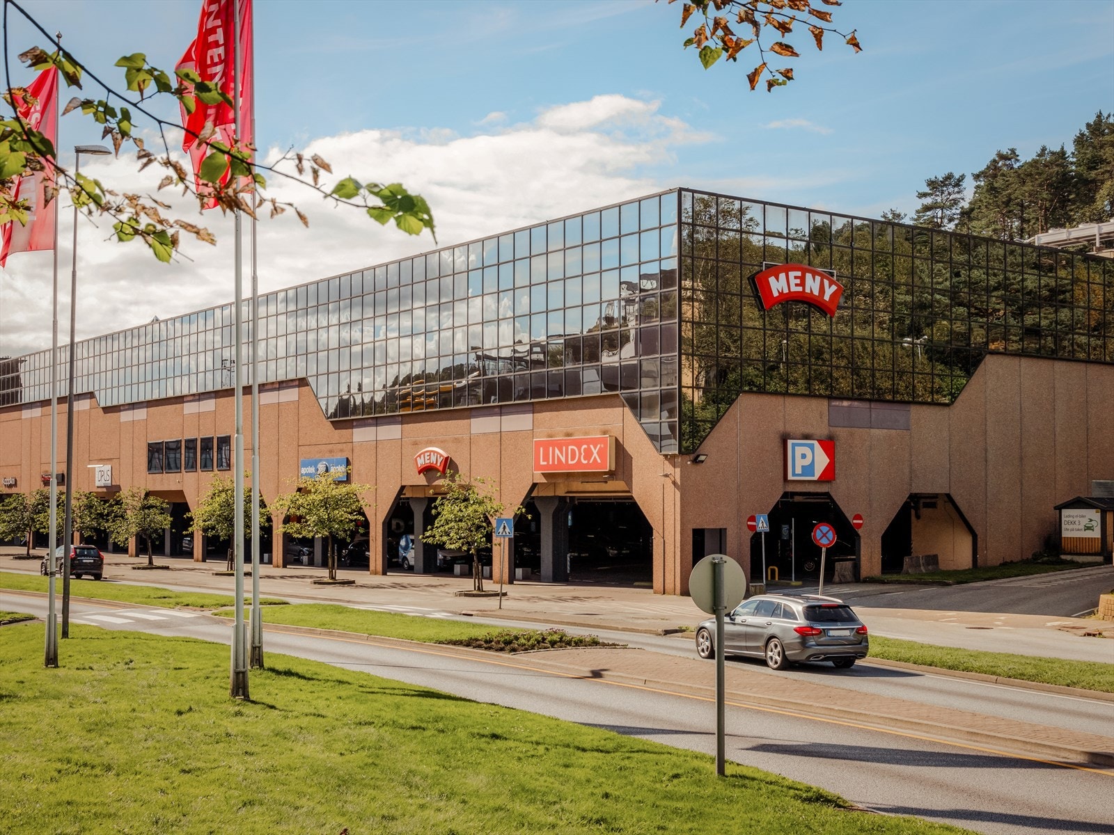 Vestkanten storsenter ligger ca. 20-25 minutters gange unna. Galleribilde