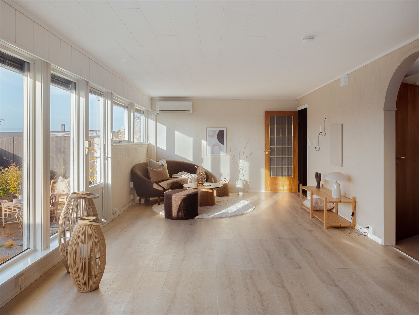 Store vindusflater gir et nydelig lysinnslipp i rommet. Galleribilde