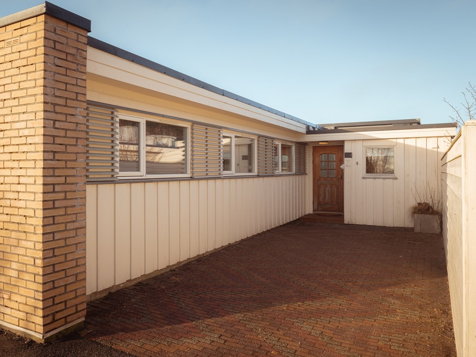 Privat inngangsparti med muligheter for å kunne kjøre helt til døren. Meget praktisk! Galleribilde