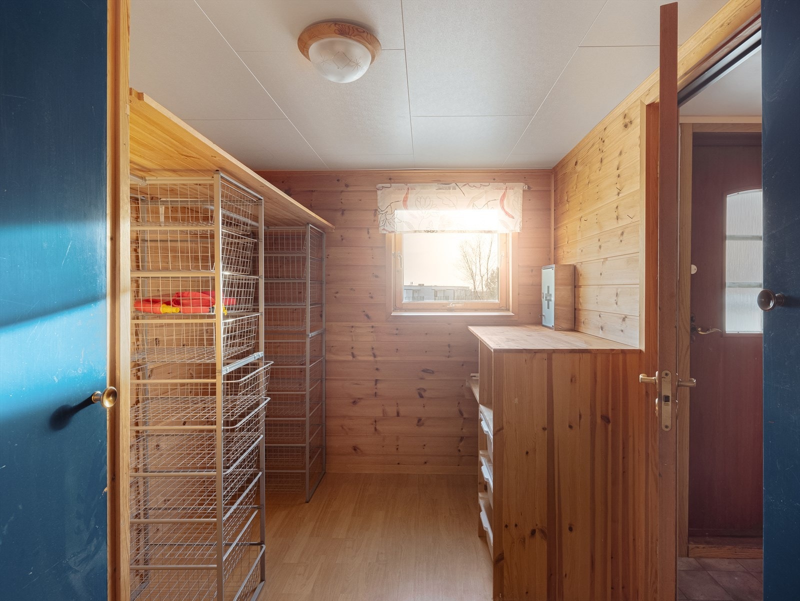 Den innholdsrike planløsningen byr også på et vaskerom oppgradert i 2023 og en romslig bod på hele 8,7 m². Galleribilde