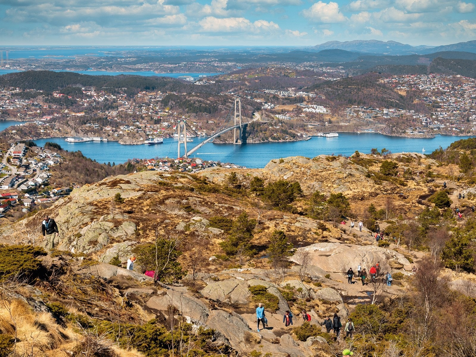 For den aktive kan området friste med turstier opp til Lyderhorn, hvor man har en fantastisk utsikt over store deler av Bergen og omegn. Galleribilde