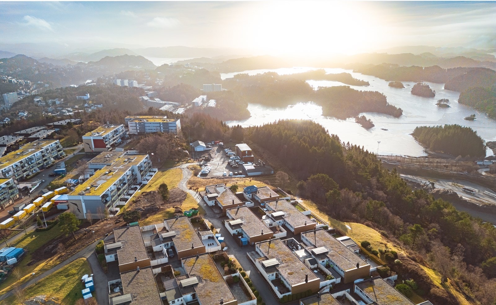 Borettslaget ligger nydelig til på et høydedrag med gode sol- og utsiktsforhold. Galleribilde