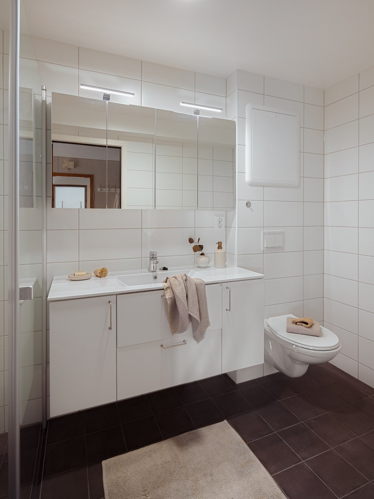 Overflatene er flislagt og det er varmekabler i gulvet. Galleribilde