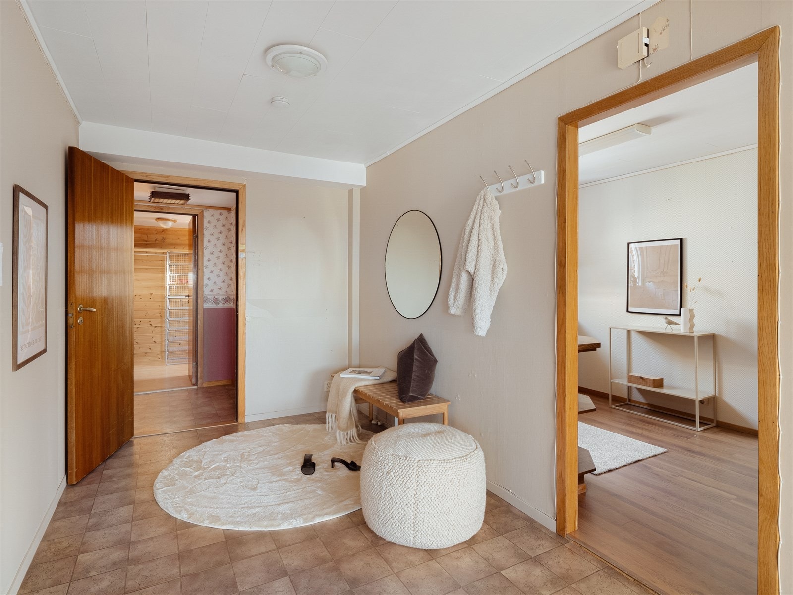 Entréen/hallen er romslig og innehar god plass til oppbevaringsmøblement for yttertøy og sko. Galleribilde