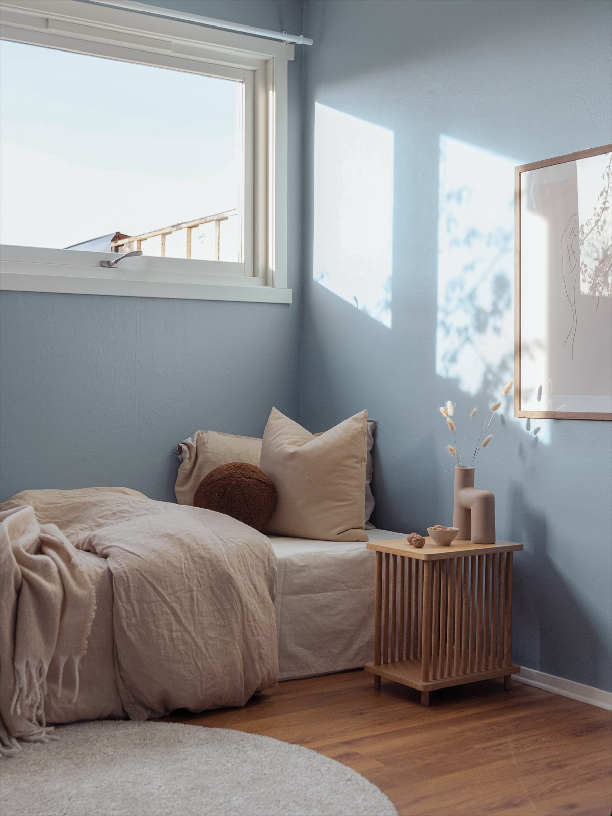 Begge rommene er malt i en behagelig blåtone og har laminat på gulvet. Galleribilde