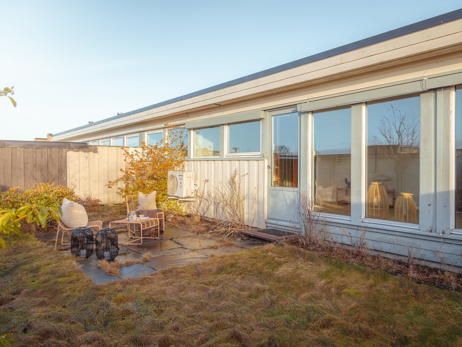 Hagen er inngjerdet, skjermet for innsyn og kan skilte med gode solforhold. Galleribilde