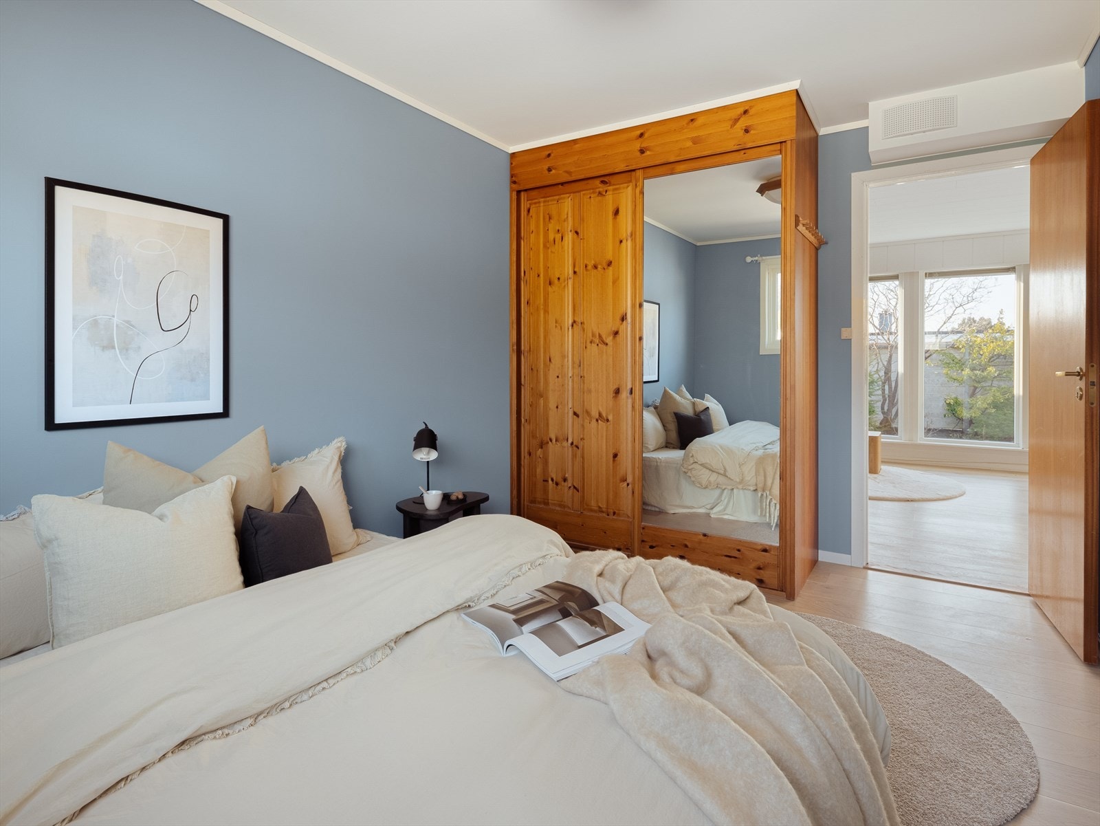 Hovedsoverommet er utstyrt med skyvedørsgarderobe. Galleribilde