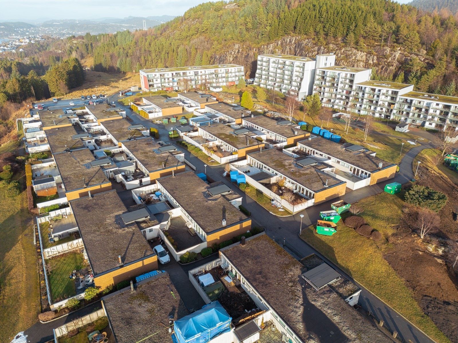 Boligen disponerer en parkeringsplass i felles garasjeanlegg under blokk nr. 74. Borettslaget har felles gjesteparkering. Galleribilde