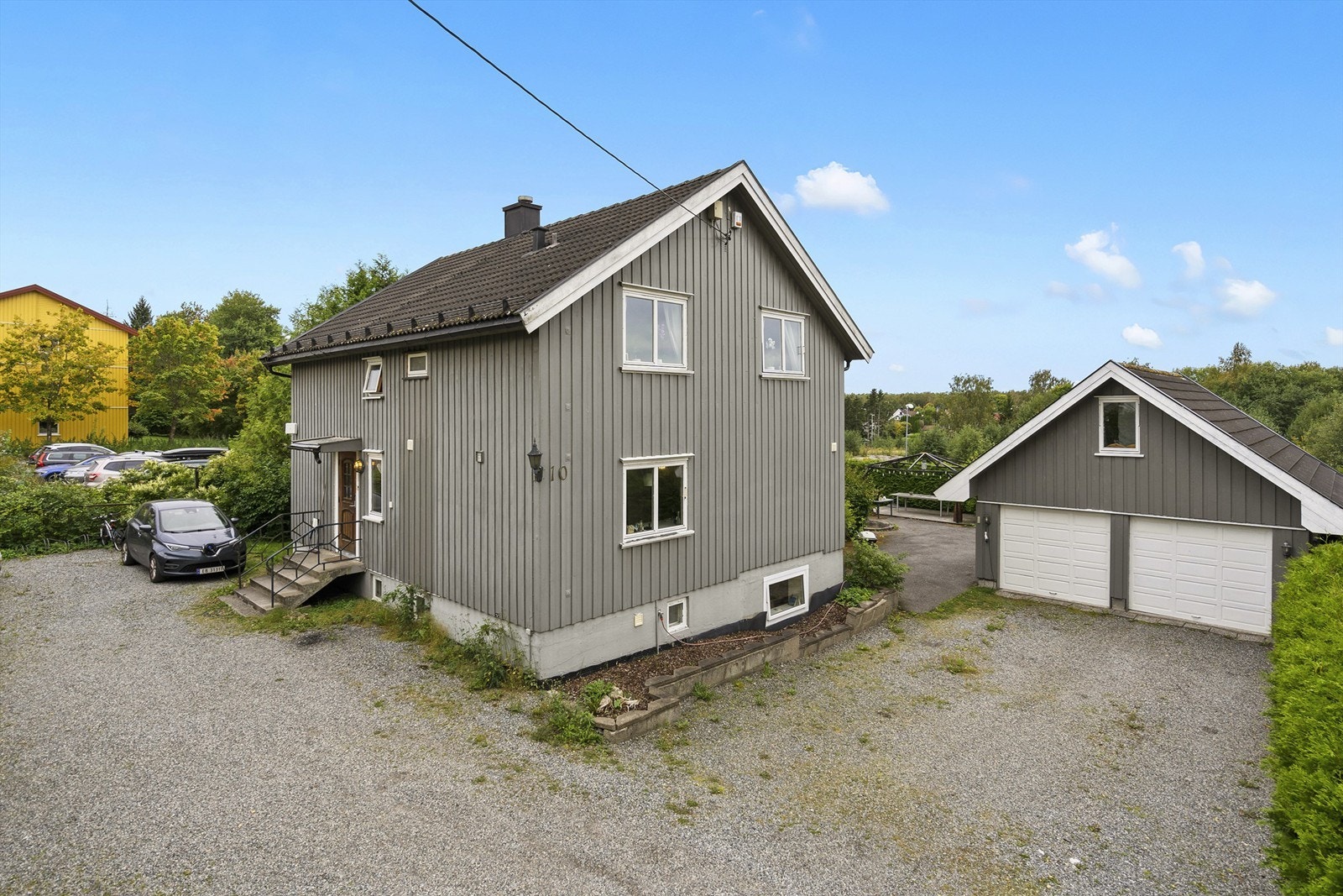 Øverste del av tomannsbolig med vestvendt veranda og kort gangavstand til sentrum Galleribilde