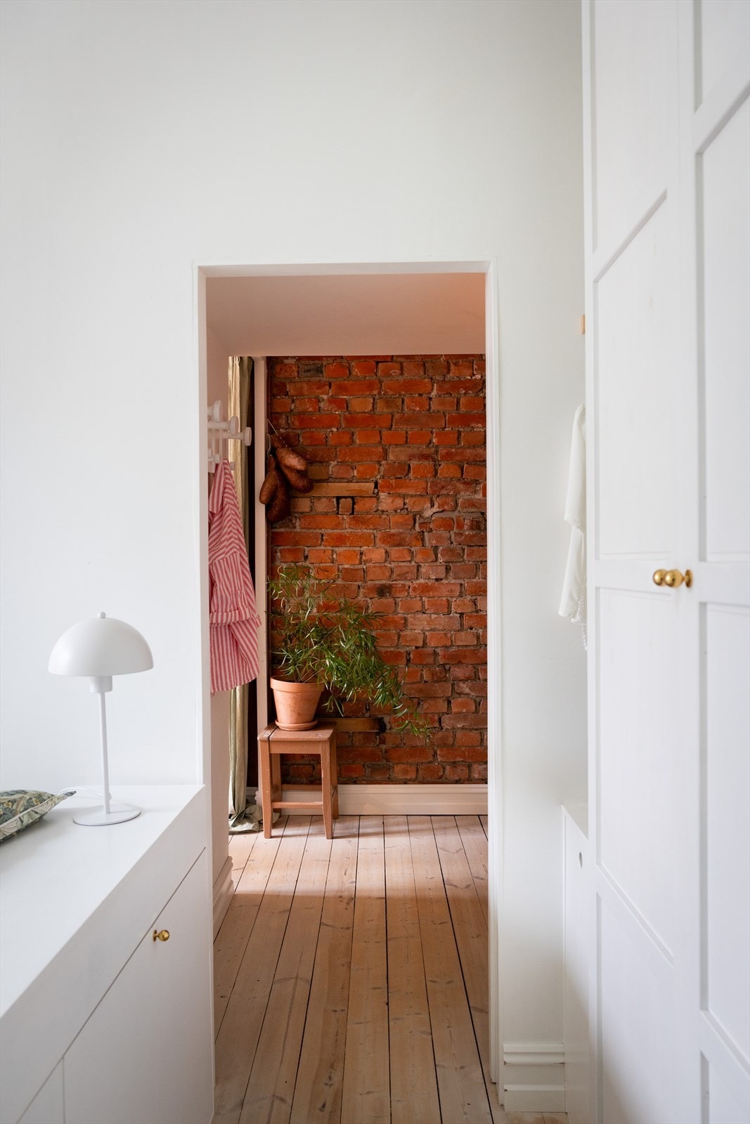 En gammel teglsteinsvegg er hentet fram ifm rehabiliteringen og skaper en fin kontrast Galleribilde