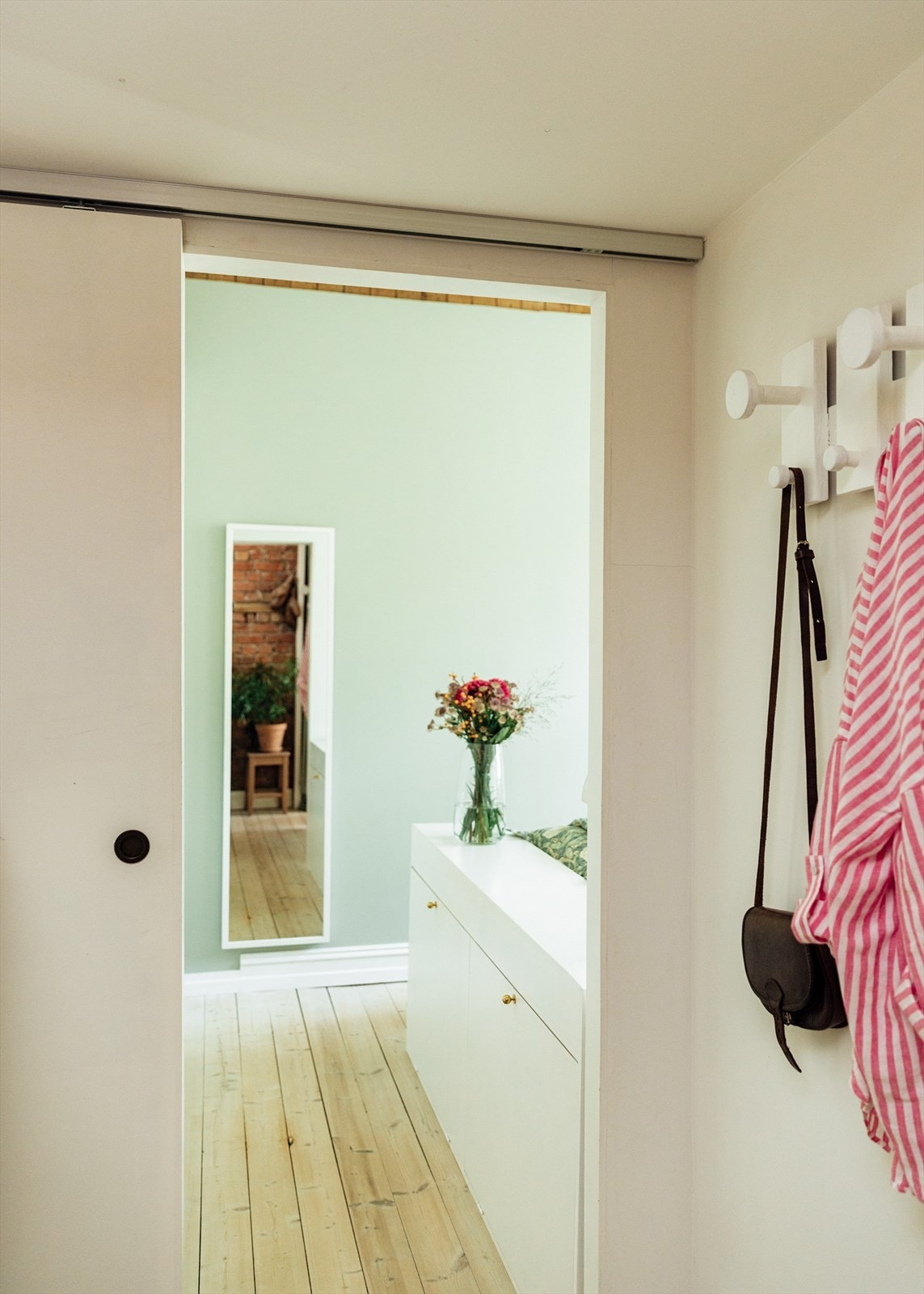 Hovedsoverom kan lukkes av med en praktisk skyvedør Galleribilde