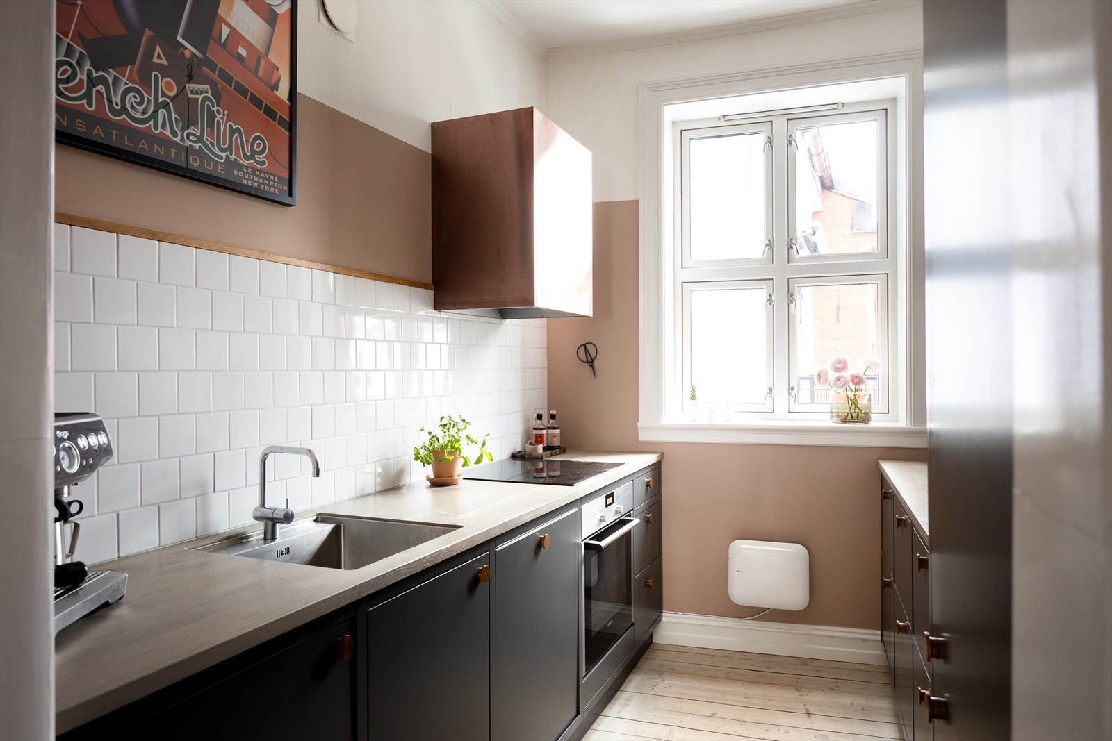 Kjøkkeninnredning med integrerte hvitevarer av god kvalitet. Rommet vender mot bakgård. Galleribilde