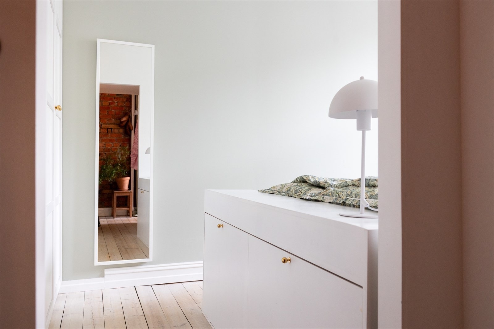 Spesialbygd og dobbelsidig sengegavl med hyller og oppbevaring Galleribilde