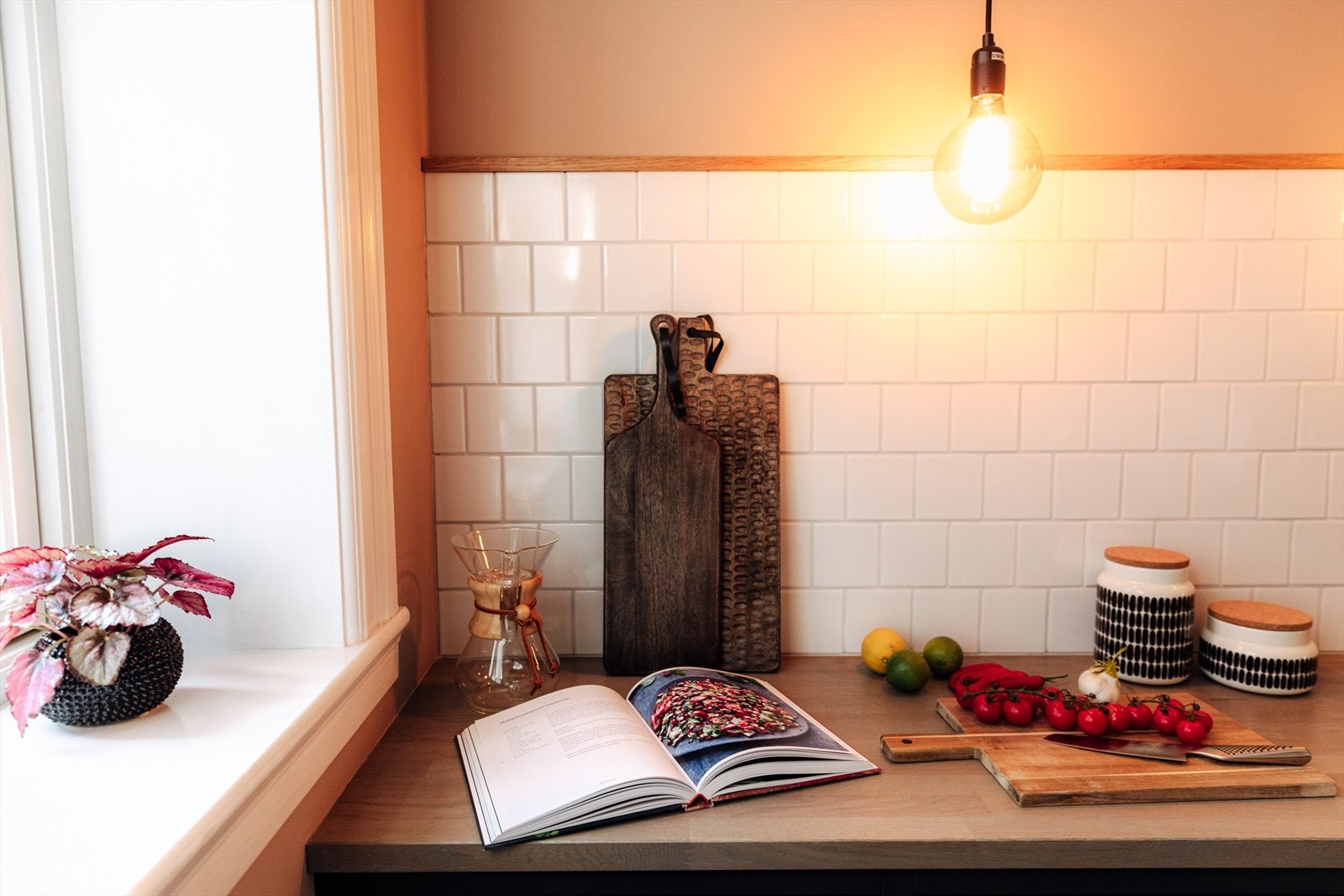 Benkeplate i heltre oljet eik og det er delvis flislagte vegger Galleribilde