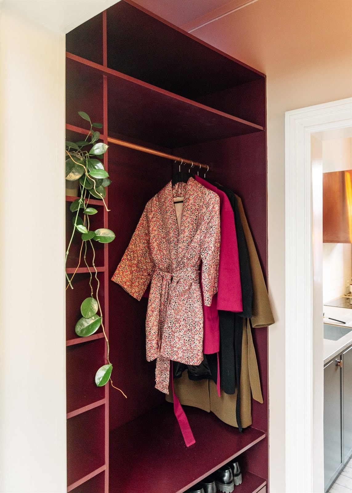 Leiligheten har flere spesiallagde løsninger som gir gode funksjoner og mer plass til oppbevaring Galleribilde